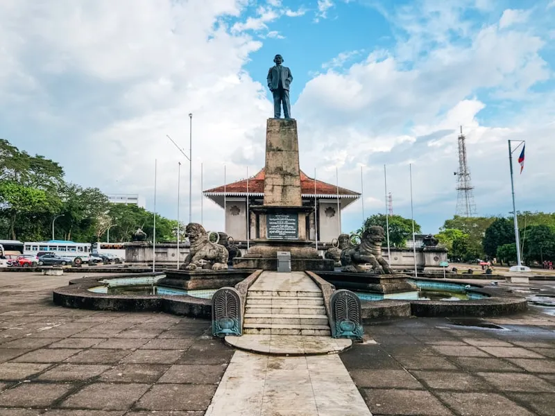 Estatua en fuente de Colombo en Sri Lanka