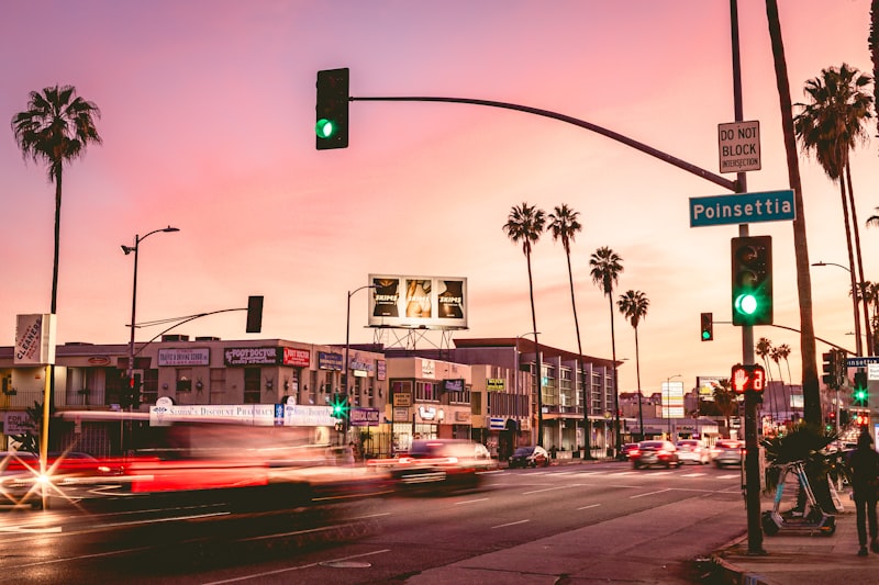 Atardecer en una calle de Los Ángeles en Costa Oeste USA