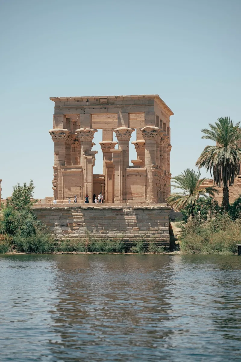 Templo de Philae junto al agua en Egipto