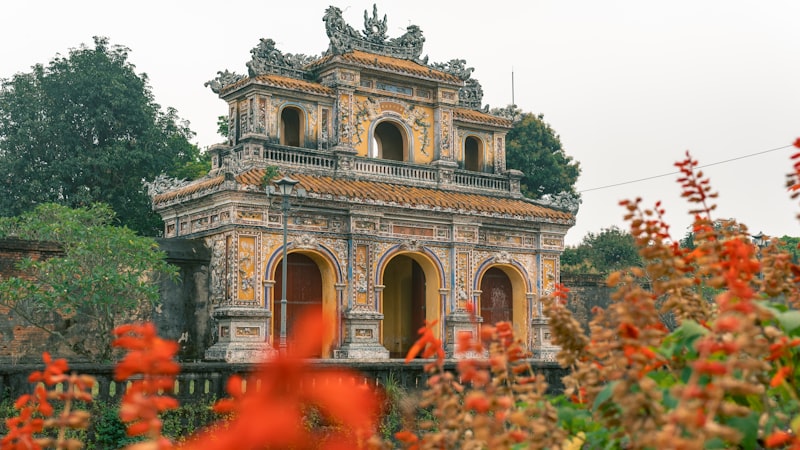 Templo ornamentado en Hue en Vietnam